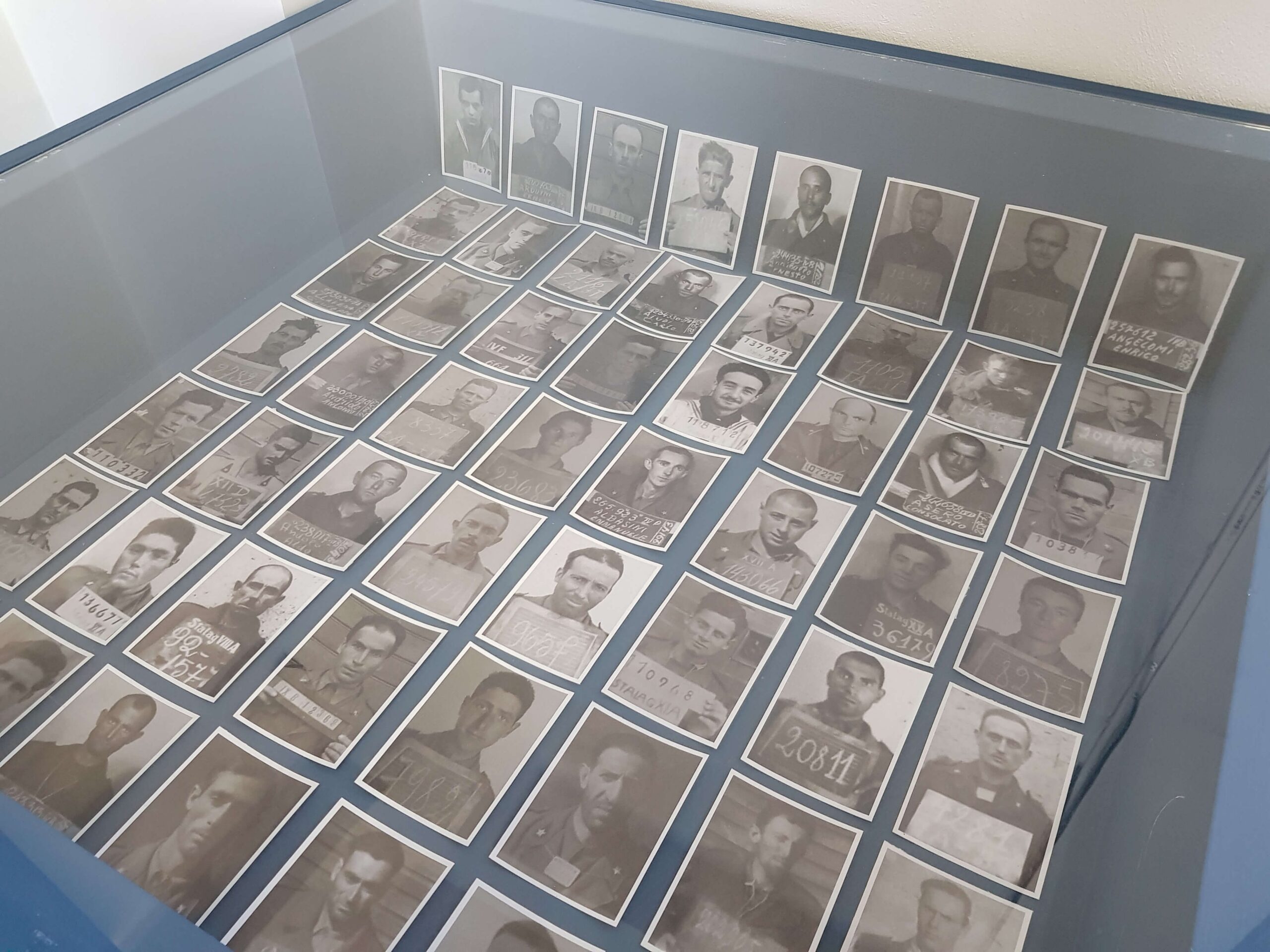raccolta di piccole immagini del profilo di uomini in bianco e nero