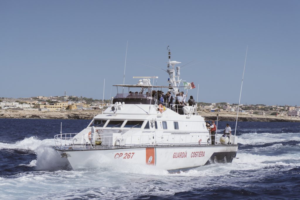 foto di una barca bianca con la scritta guardia costiera