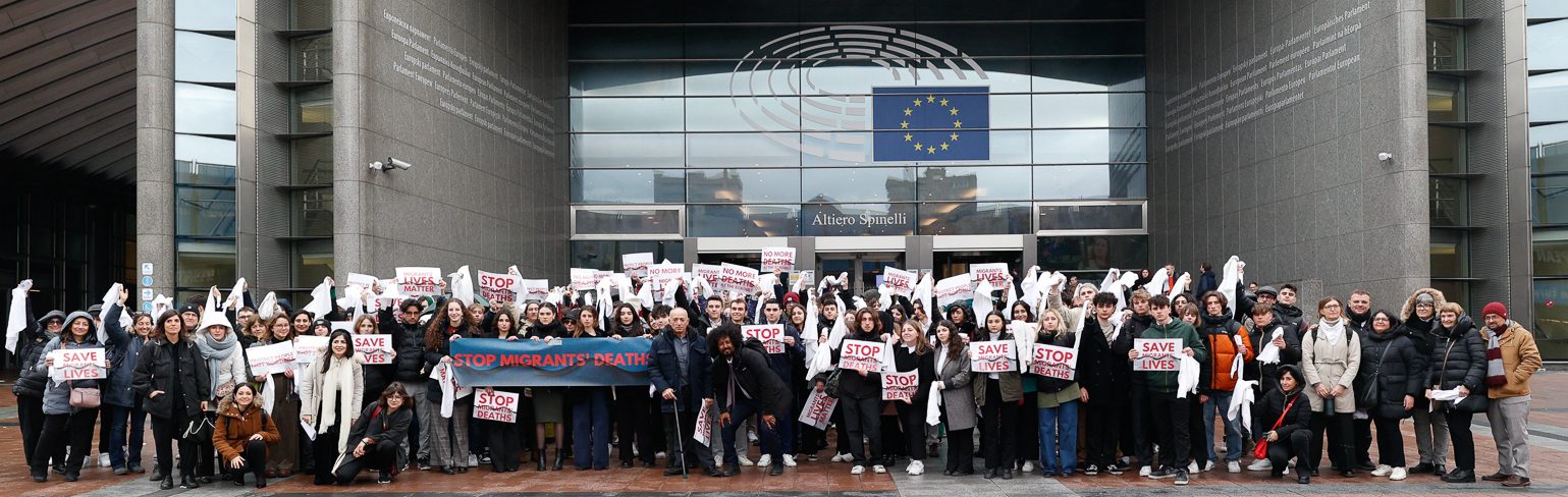 Il Comitato 3 ottobre con studenti e studentesse europei difronte al Parlamento Europeo a Bruxelles 