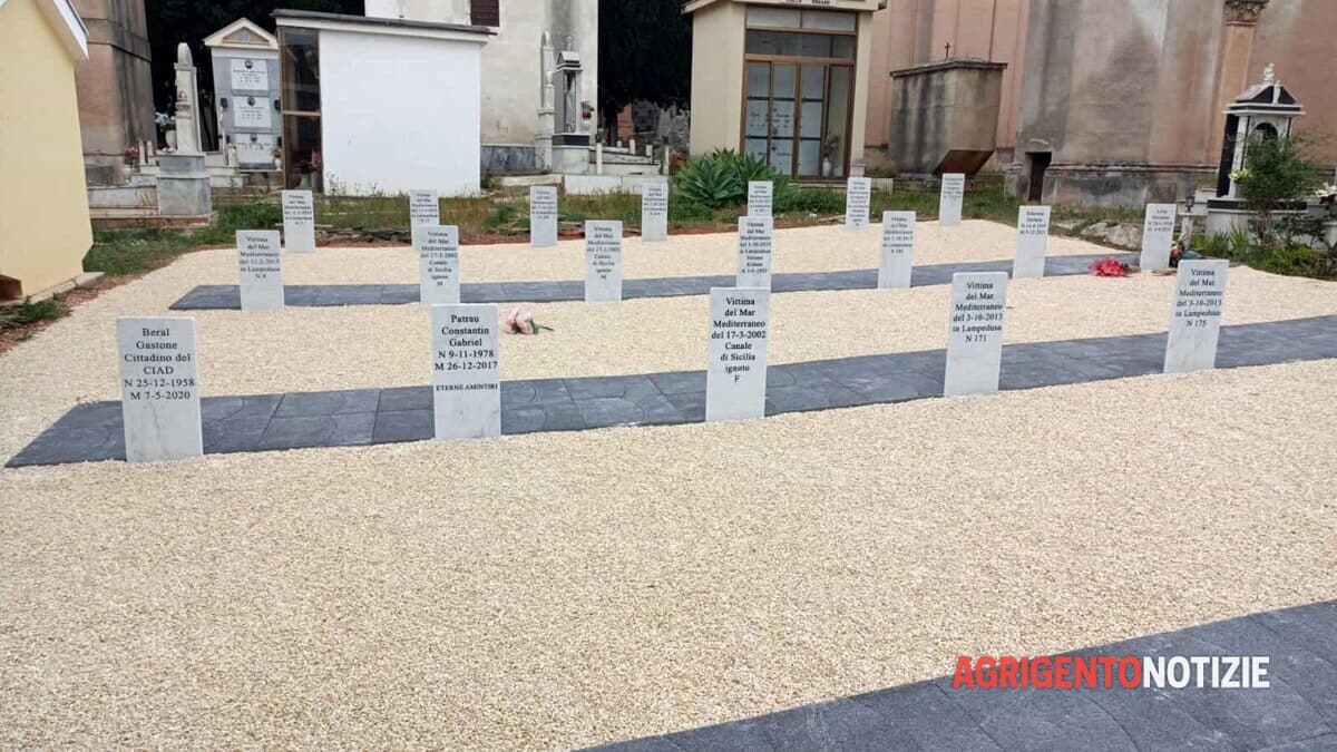 Cimitero con lapidi commemorative allineate su base di pietra chiara, alcune con nomi e date di vittime del mare e persone scomparse, tra cui "Beral Gastone Cittadino di Sciacca" e "Petrucci Costantino".